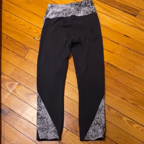 FABULOUS...Lululemon Sweat & Repeat Crop - Picture 7 of 10